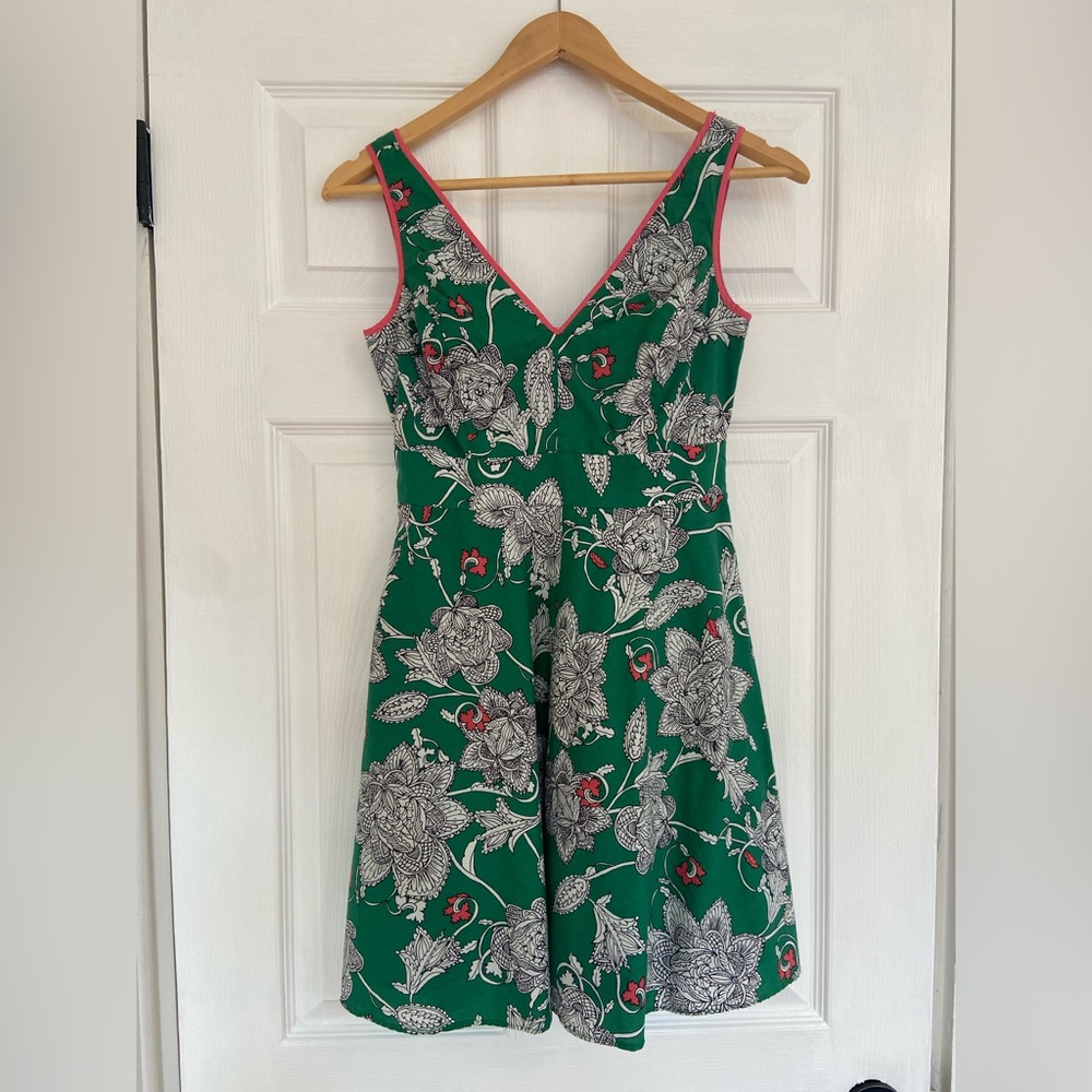 Boden Dress size 2p vibrant Kelly green with pink lining. Worn once for an event